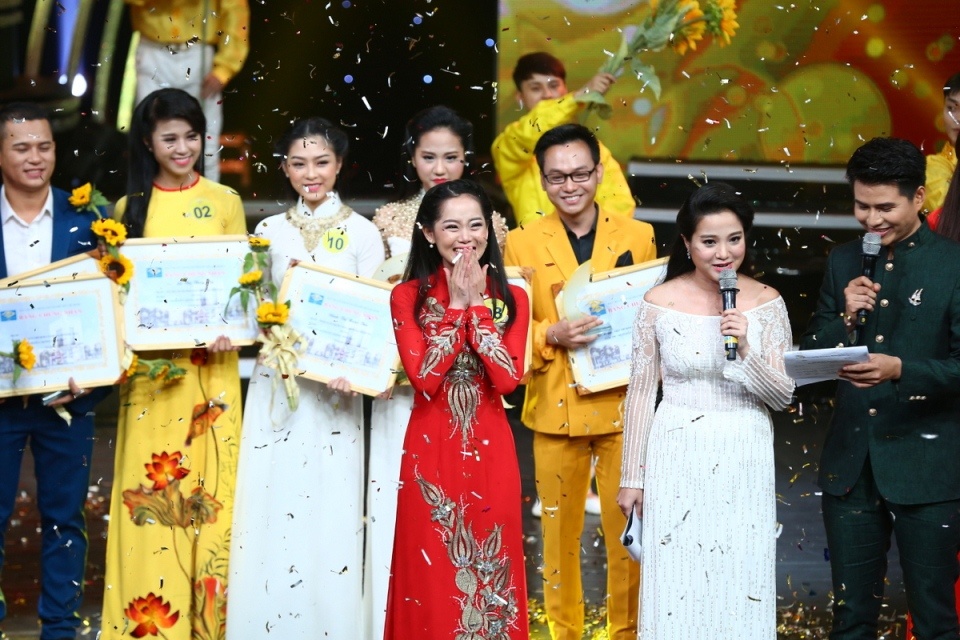 Lê Đình Minh Ngọc trở thành chủ nhân của danh hiệu Én Vàng 2015 với phần thưởng trị giá 100 triệu đồng tiền mặt. 