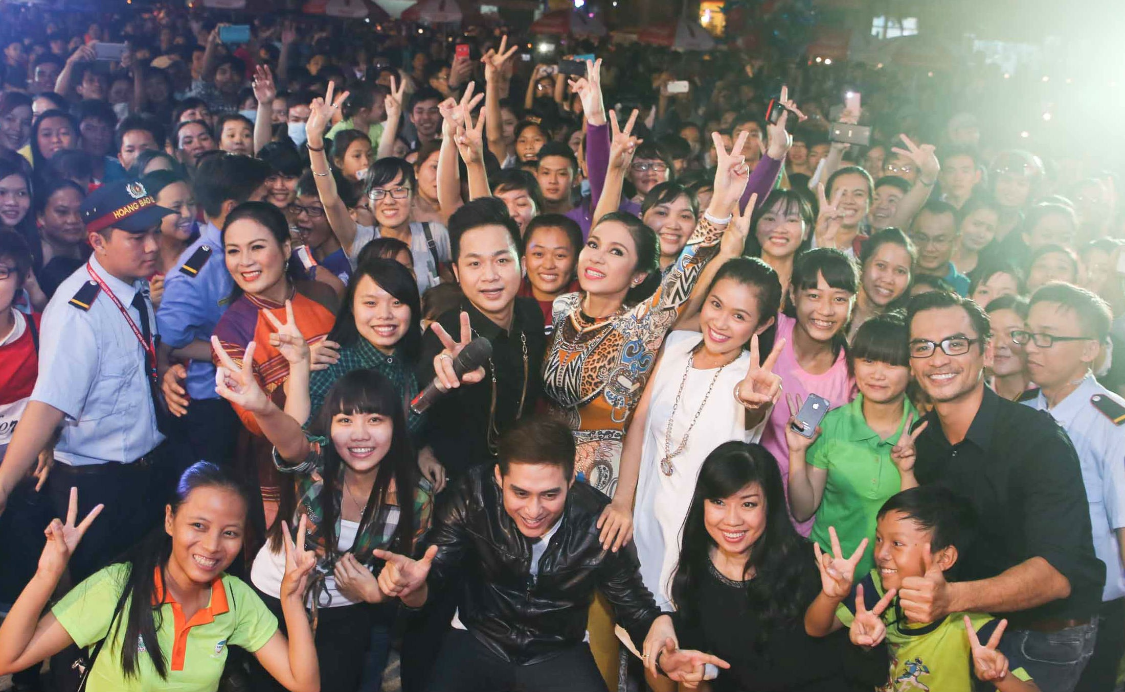 Viet Trinh duoc khan gia bao vay khi ve Can Tho hinh anh