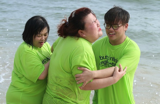 Thi sinh Buoc nhay ngan can khoc thet vi chay bo duoi nuoc hinh anh