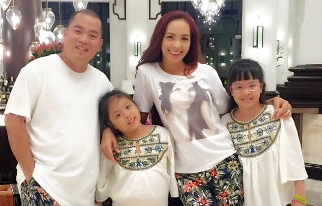 Minh Khang mua xe sang tang Thuy Hanh nhan ky niem ngay cuoi hinh anh