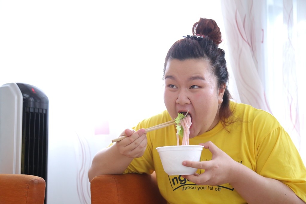 Thi sinh Buoc nhay ngan can chat vat an kieng hinh anh