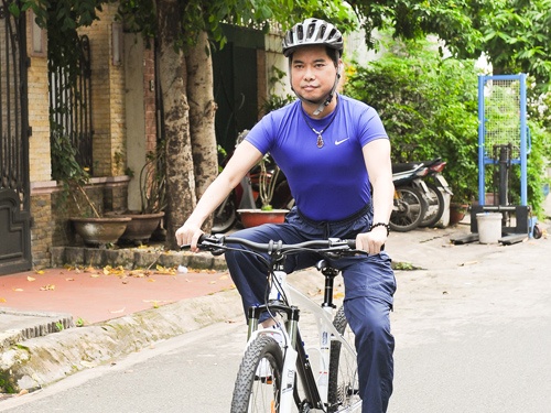 Ngoc Son dap xe den tong duyet chuong trinh hinh anh