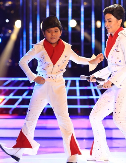 Minh Khang – Lan Phương đóng giả Elvis Presley trong tiết mục Blue Suede Soes. Hoài Linh hài lòng vì giọng ca nhí không bị hụt hơi khi phải vừa hát vừa nhảy.