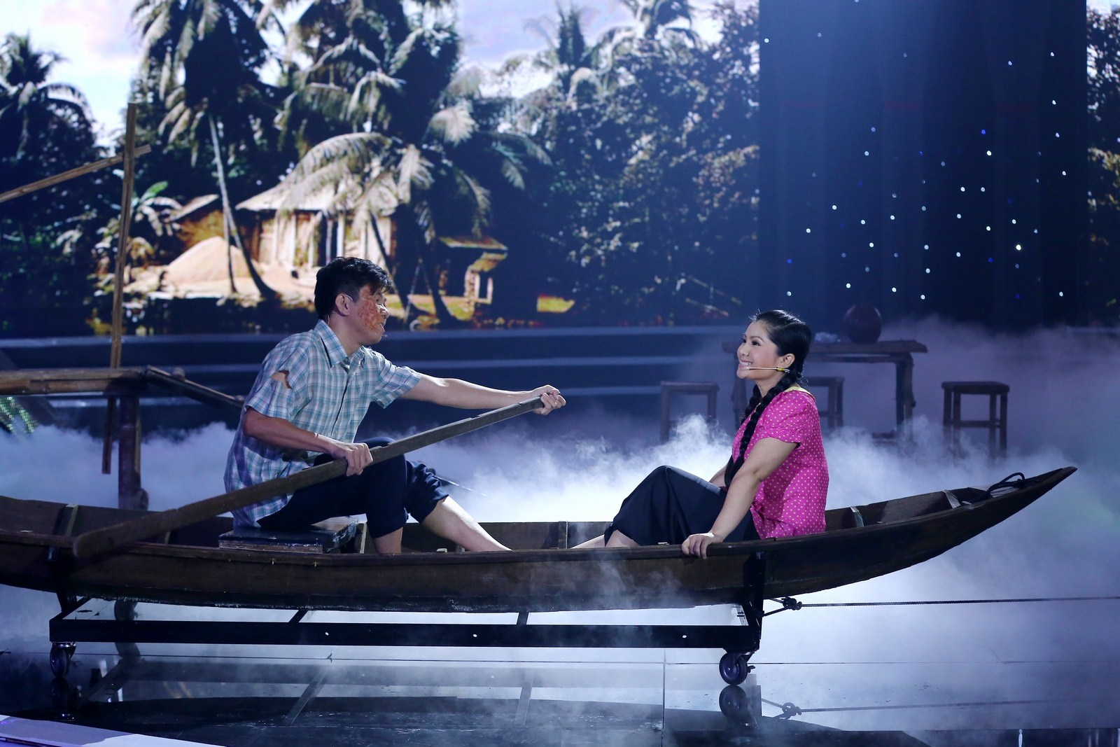 Đội Tam sắc chọn tiểu phẩm Sông dài. Đây là kịch bản nổi tiếng của 2 soạn giả cải lương Hà Triều, Hoa Phượng, viết năm 1960, từng được chuyển thể thành phim truyền hình và kịch nói. Tam Sắc sử dụng trích đoạn từ lúc nhân vật Lượm (Tú Sương) được đưa ra nước ngoài chữa mắt cho đến khi cô sáng mắt trở về gặp lại người chồng dị tật Niễng (Quốc Đại). 