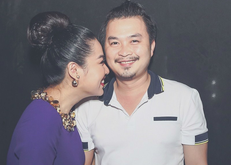 Le Khanh tinh tu voi chong trong hau truong hinh anh