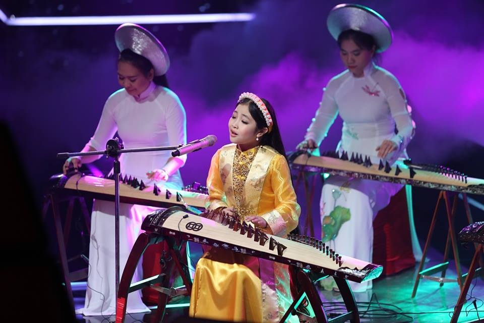 Hong Minh hat chau van Hue hinh anh