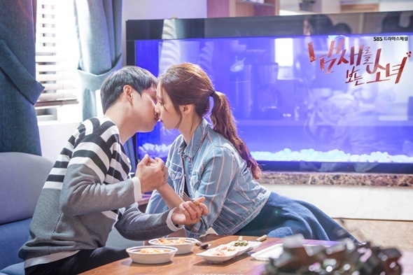 Khi đó, Moo Gak đã nắm lấy tay của Cho Rim rồi kéo cô nàng lại gần và trao cô nụ hôn ngọt ngào.