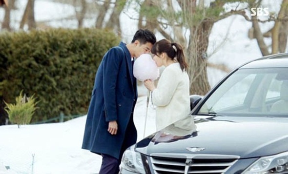 Khi đó, hai người cùng ăn chung một chiếc kẹo bông và ánh mắt Oh Soo nhìn Oh Young vô cùng tình cảm.