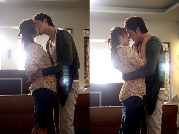 10. Nụ hôn Cola trong Lie To Me: Ah Jung (Yoon Eun Hye) và Ki Joon (Kang Ji Hwan) lấy chai cola đổ lên người nhau để trêu đùa. Sau đó, hai người trao nhau màn khóa môi say đắm.