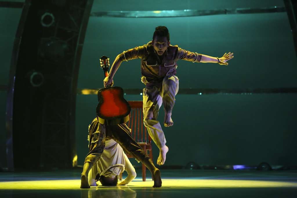  Trên nền ca khúc “Trời ơi!” với phần thể hiện của nữ ca sĩ Lê Cát Trọng Lý, “Cặp đôi ngún ngẳn” Hương Ly – Hữu Phước đã mở màn đêm thi với câu chuyện về những con người có mảnh đời cơ cực. Khác hẳn với chất bi lụy mà chúng ta thường thấy đâu đó khi xem những tác phẩm sử dụng yếu tố này, bài thi thể loại Jazz mà Ly và Phước thể hiện mặc dù diễn ra trên nền nhạc chậm nhưng trong trẻo và đầy chất thơ. 