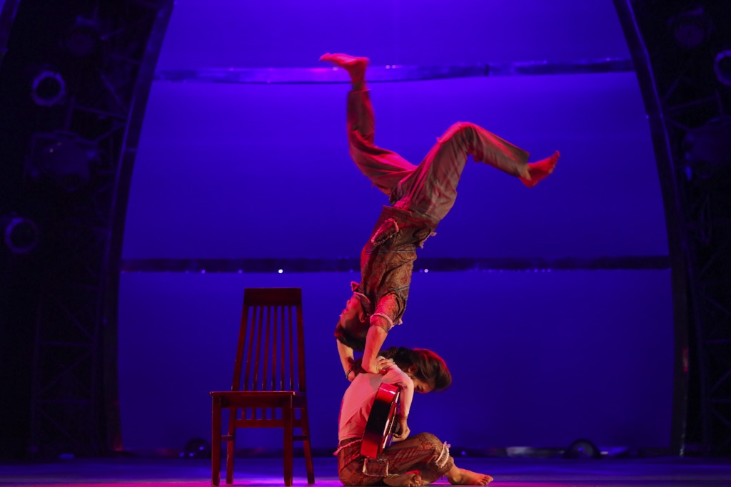 Tuyết Minh: “Tân đã giúp chị thay đổi cách nhìn khi giới trẻ các em đã nghĩ khác về sự nghèo khó, đau khổ của con người. Các em làm cho mọi người hiểu đau khổ, thiếu tốn là do chính mình. Tiếng hát Lê Cát Trọng Lý trong veo, các động tác vũ đạo hồn nhiên đã xoà nhoà mọi thứ và chỉ còn tình người ở lại. 