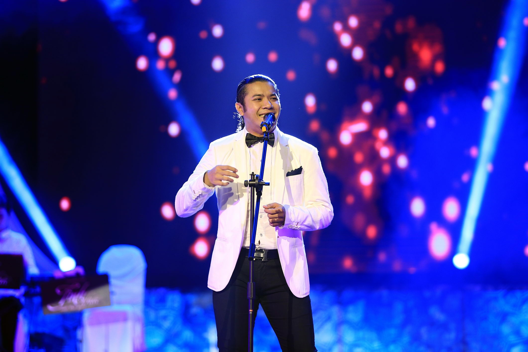 Kasim Hoàng Vũ lãng tử trong Bản tình cuối (Ngô Thuy Miên) và sôi nổi với Tôi cũng yêu em (Đức Huy). Phần trình diễn độc đáo của anh như làn gió thay đổi không khí trầm buồn.