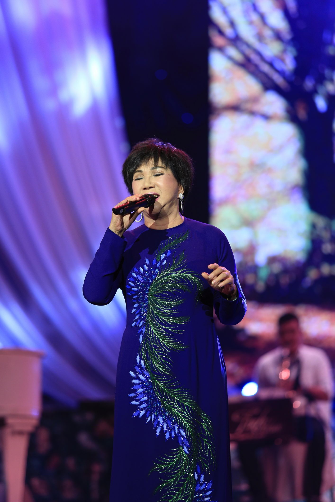 Thời tiết thất thường của Sài Gòn khiến Lệ Thu bị cảm cúm nhưng nữ danh ca vẫn cháy cùng khán giả trong những bản tình ca. Với Chiếc lá cuối cùng (Tuấn Khanh) và Rồi mai tôi đưa em (Trường Sa), bà tâm sự với người nghe sự lận đận trong tình duyên của chính mình.