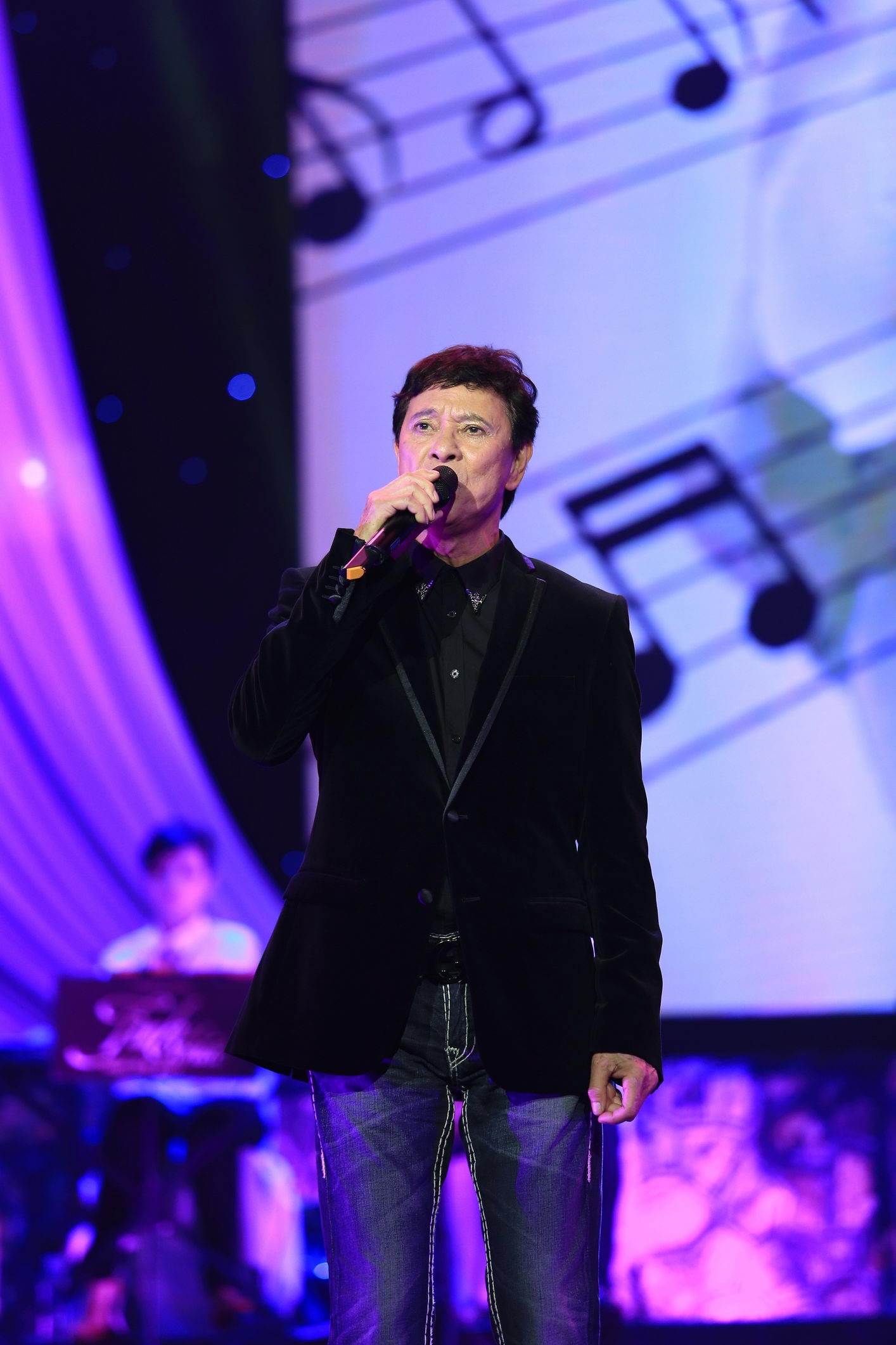 Anh Khoa là một trong những tên tuổi lớn của làng nhạc Việt thập niên 70, sau thời gian dài sinh sống tại Hungary, ông trở lại Việt Nam và tái ngộ khán giả. Với giọng ca trầm ấm, sang trọng trong Bản tình ca cho em (Ngô Thụy Miên) và Lời cuối cho em (Nguyễn Vũ), ông chìm đắm trong men say tự sự. 