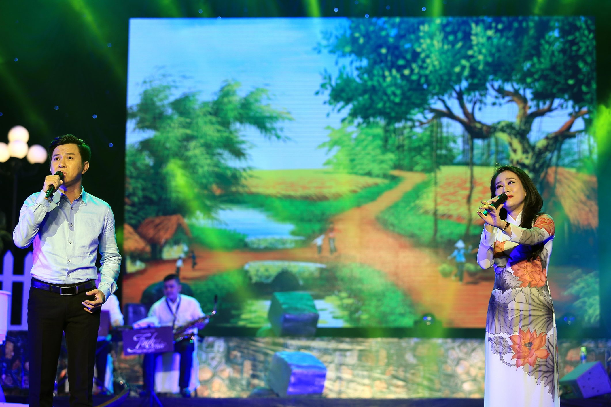 Cặp đôi trữ tình Quốc Đại - Vân Khánh song ca truyền cảm với liên khúc quen thuộc của nhạc sĩ Vinh Sử là Nhẫn cỏ cho em và Trả nhẫn kim cương. 