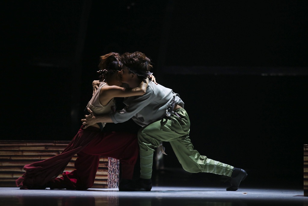 Tuyết Minh: Chị cực kỳ tin Đình Hải không chỉ vì em là một vũ công luôn bạo liệt, cháy hết mình, Từ đầu đến nay, các bài em biên đạo đều ấn tượng. Chị đặc biệt thích cách em để hai nhân vật tự sự về nhân tình thế thái. Như Trấn Thành nói, em phải sâu sắc về nội tâm như thế nào mới có thể cảm thụ âm nhạc và vẽ lên hình tượng như thế. Thu Hương và Hà Lộc đạt được nhu lẫn cương. Cái nhu là các em đã quấn lấy nhau, thấm vào nhau vô cùng đẹp. Cương là khi trọng lực của các em thoát ra mạnh mẽ, cơ thể các em va vào nhau, đập vào nhau bạo liệt vô cùng nhưmột bộ phim điện ảnh hành động. Chị hơi lo sợ cho Thu Hương vì ở bán kết em đã phải vào vòng thử thách quyết định vì hip hop. Hôm nay, em đã có một bước tiến tuyệt vời. Em nên cảm ơn anh Đình Hải vì một bài dựng tuyệt vời và giúp em vượt qua nỗi sợ của mình.