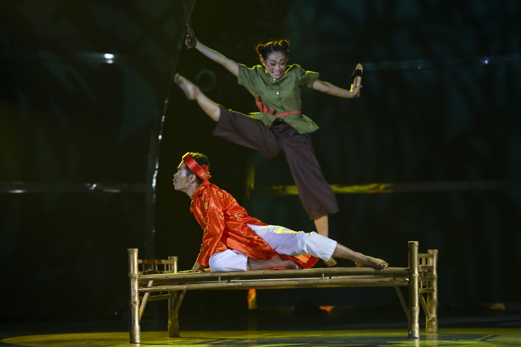 Tuyết Minh: Bài này động tác rất khó nhưng các bạn làm rất nhẹ nhàng nên có đất diễn giỏi. Hôm nay Thái Sơn đã đưa chúng ta về làng quê Việt Nam chỉ qua cái quạt mo. Đức Việt, chị cũng rất hâm mộ em. Em rất tinh quái vì dân gian là diễn phải gian. Hôm nay, em đã gian được trong cách diễn bằngkỹ năng, kỹ xảo dân gian bằng cách phóng đại tính cách của mình. Còn Trâm Anh, động tác và cách diễn của em rất dí dỏm. Bằng hình tượng và ngôn ngữ nghệ thuật, các em đã diễn nên một hình tượng dân gian rất đẹp.