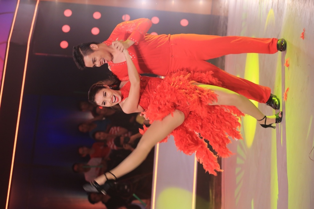 Đàm Vĩnh Hưng: “Tôi rất phấn khích nên xin được nói trước. Tôi thấy cái bụng của Anh Quang thon gọn và đỡ nặng nề hơn rất nhiều. Đây là cách nhảy mà tôi thích nhất trên bài hát được nhiều người yêu thích. Tôi chỉ biết nói rằng nếu được cho điểm 10, tôi sẽ tặng ngay cho các bạn 3 con điểm 10.”