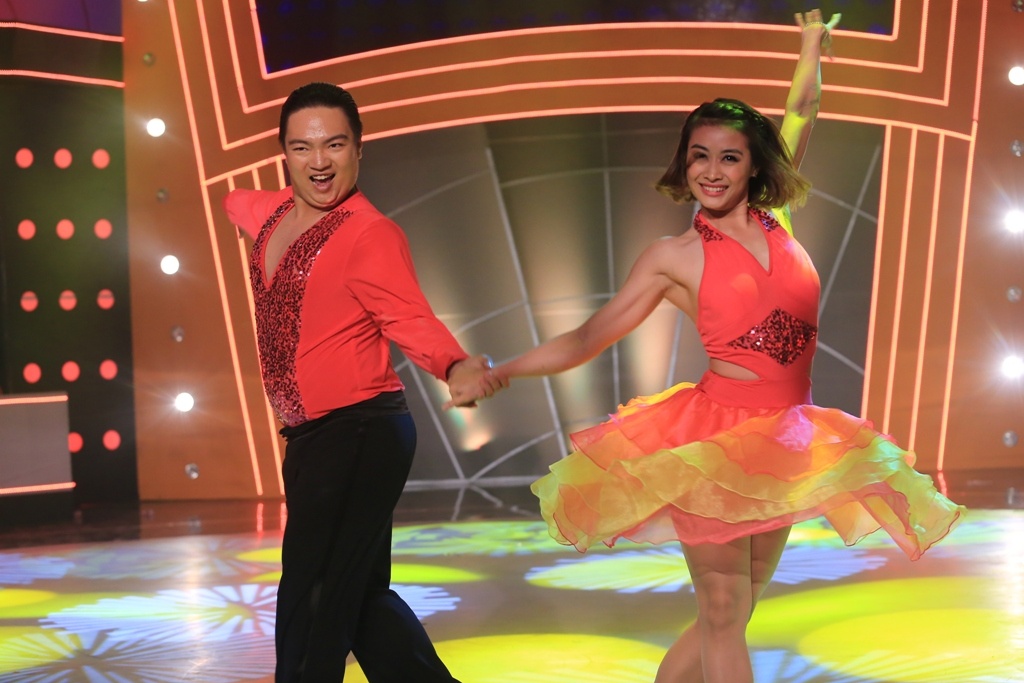 John Huy Trần: “Cái khó trong bài này là động tác rất khó, rất nhanh. Đây là bài chất lượng cao và em làm rất tốt.” Hoài Linh: “Tôi chỉ ghi đúng có 6 chữ. Đó là ‘Thêm một bài hoàn hảo nữa’