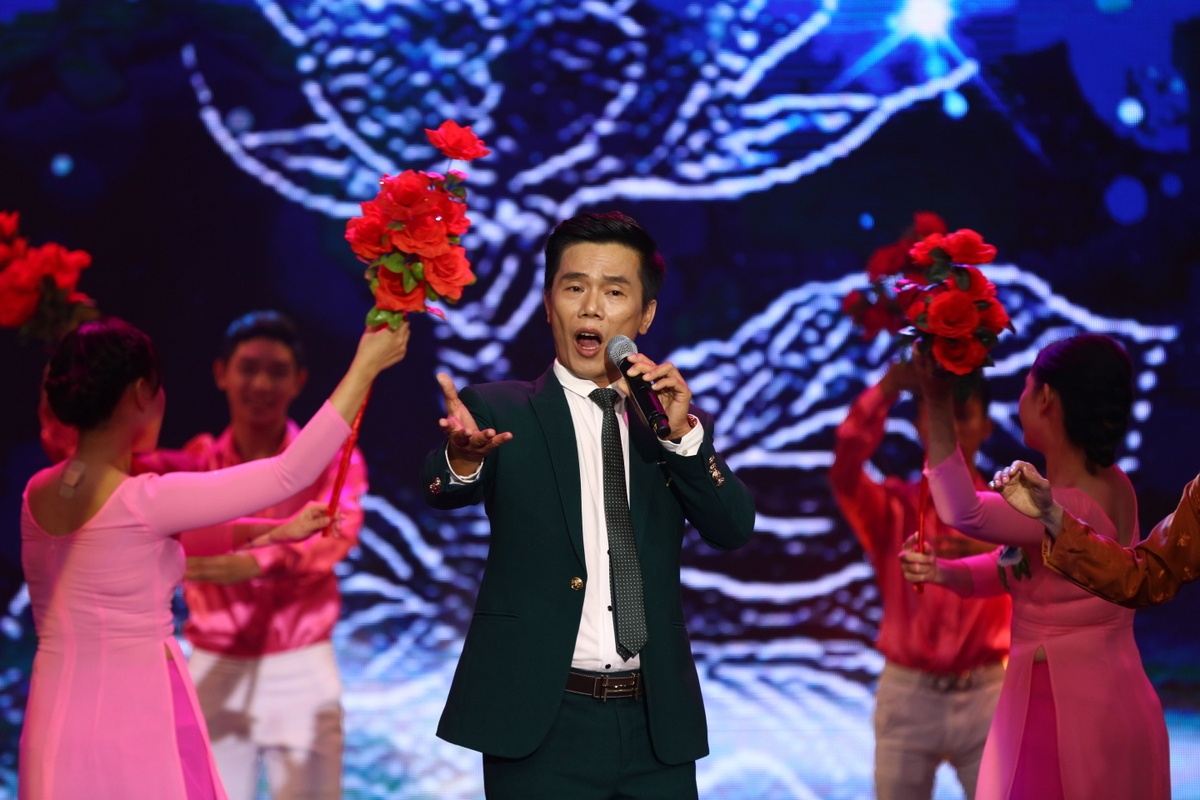 Á quân Solo cùng bolero 2014 Lê Minh Trung thể hiện khá thành công ca khúc Bông hồng cài áo của nhạc sĩ Phạm Thế Mỹ. Dù không có ngoại hình thật điển trai nhưng sau cuộc thi, nhờ chất giọng ngọt ngào, anh khá đắt show tại các tỉnh miền Tây. 