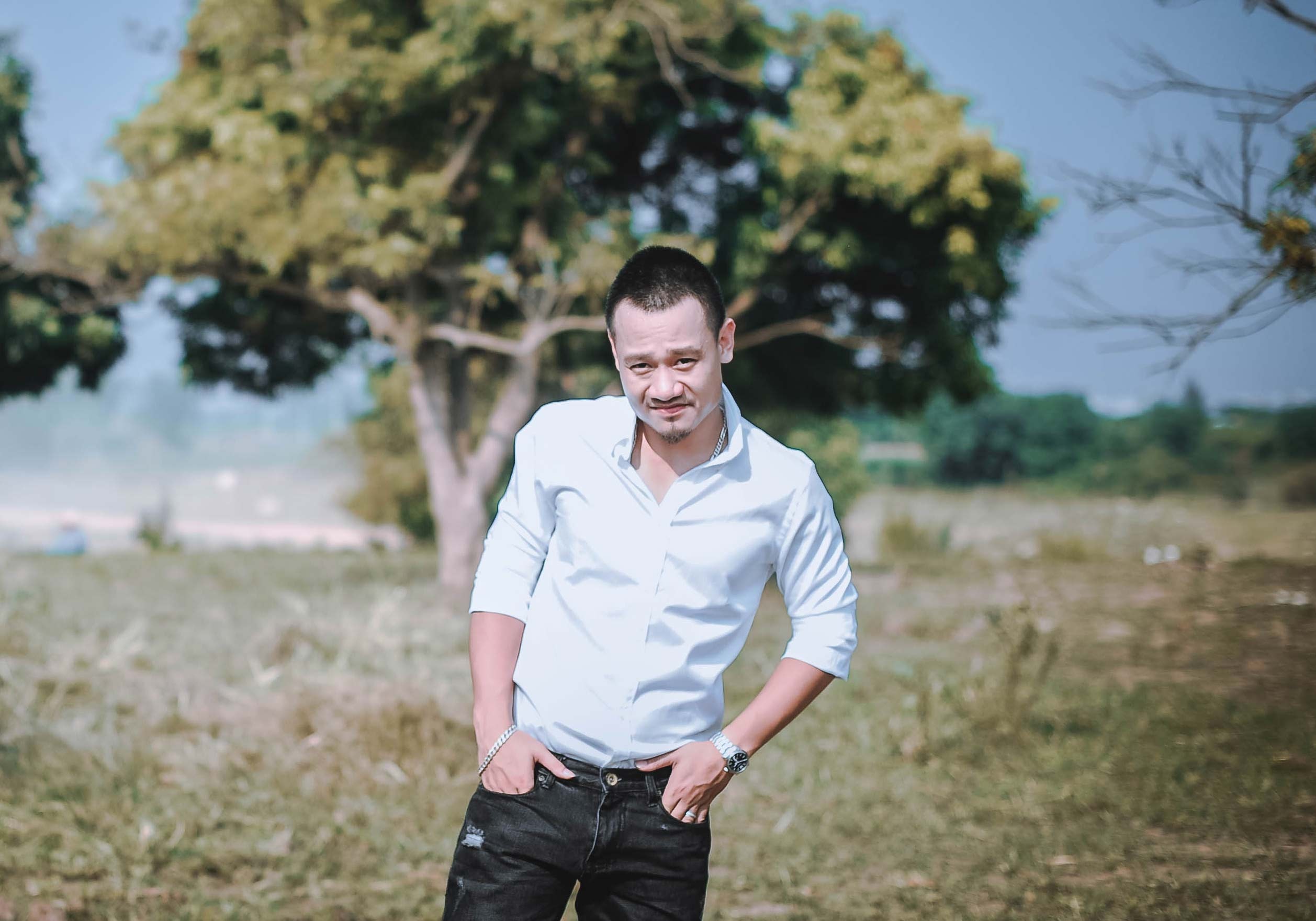 Nhac si Nguyen Duc Cuong tro lai bang MV moi hinh anh