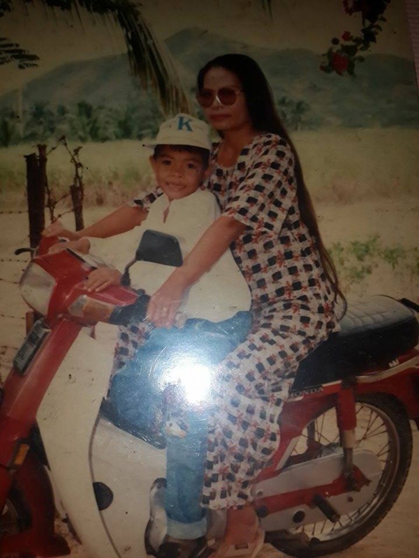 Nam ca sĩ chụp ảnh cùng mẹ. Có thể thấy gương mặt của Bùi Caroon hiện tại không có nhiều thay đổi so với ngày bé.