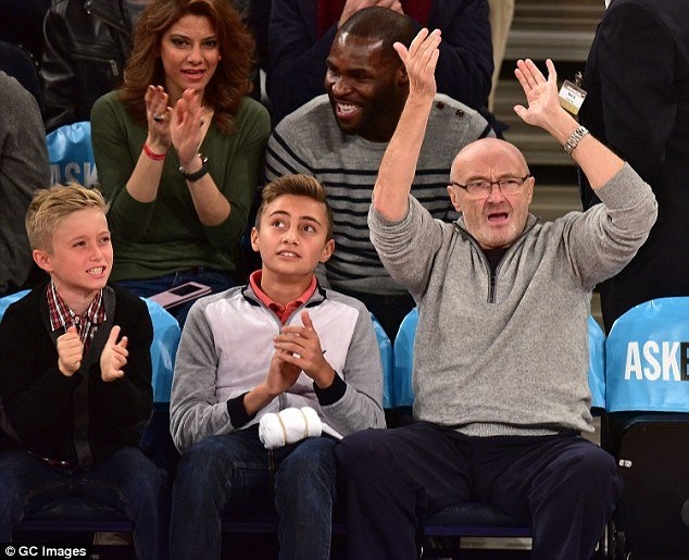 Phil Collins và hai con trai. Ảnh: Daily Mail