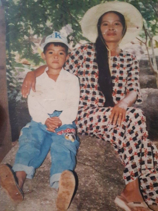 Gia đình Bùi Caroon có 3 anh em trai. Khi bước vào cấp 3, bố mẹ và anh em vào Cam Ranh sinh sống. Một mình nam ca sĩ ở lại Sông Cầu, Phú Yên để hoàn thành những năm học cuối cấp sau đó vào Sài Gòn sinh sống.