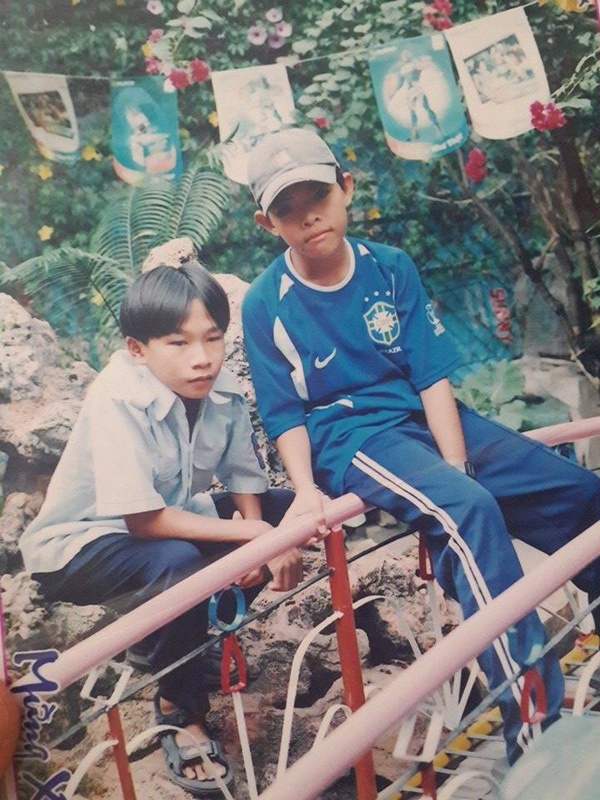 Nam ca sĩ có tuổi thơ khá vất vả. Anh phải đi chăn bò, khiêng gỗ, phụ hồ... để kiếm tiền đi học.