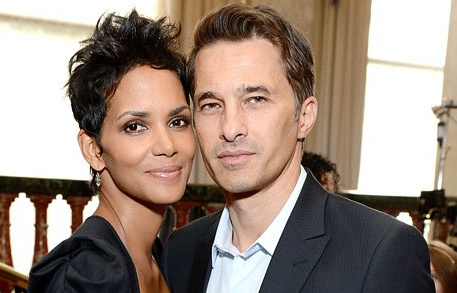 Halle Berry va chong thu ba chinh thuc duong ai nay di hinh anh