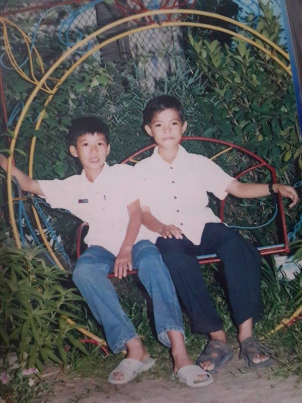 Mới đây, khi ra mắt single 6 Cứ như, nam ca sĩ cũng hé lộ những hình ảnh tuổi thơ của mình khi còn ở Phú Yên.