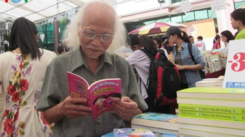 Khai mac hoi sach mua thu voi chu de Thu vien gia dinh hinh anh