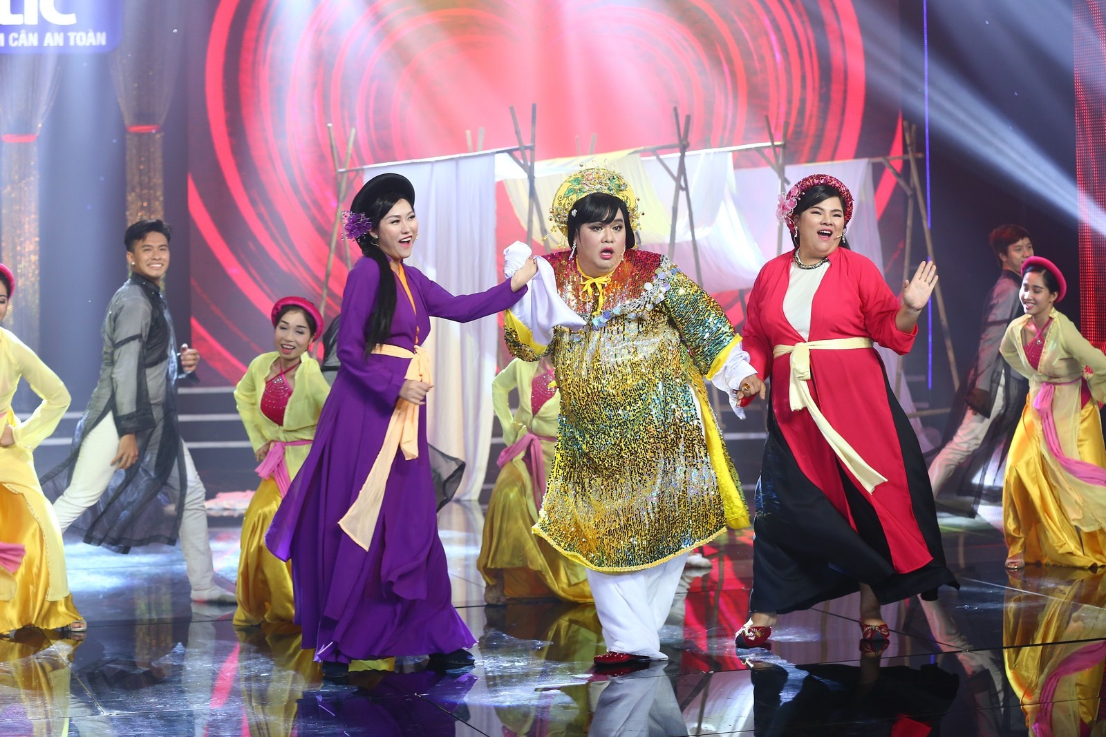 Trác Thúy Miêu phát biểu: “Nếu không có vai của Phi Thanh Vân, tiểu phẩm sẽ xâm phạm vào kịch bản bất hủ, tuy nhiên Vân đã cân bằng lại được. Nhưng nếu nói về tầm cao diễn xuất lại thuộc về Tuyền Mập”. Trấn Thành phấn khích: “Tôi cũng bị cuồng các bạn luôn. Đây là tiết mục đầu tiên và tôi báo hung tin cho 3 người là tôi không ngại cho điểm rất cao. Đối với tôi đây là một tiết mục hoàn chỉnh và gần như hoàn hảo. Đây đúng là mô típ hài nhảm của điện ảnh Mỹ, không hề xúc phạm nguyên tác”. Tiểu phẩm nhận được 37 điểm từ 4 giám khảo chính. 