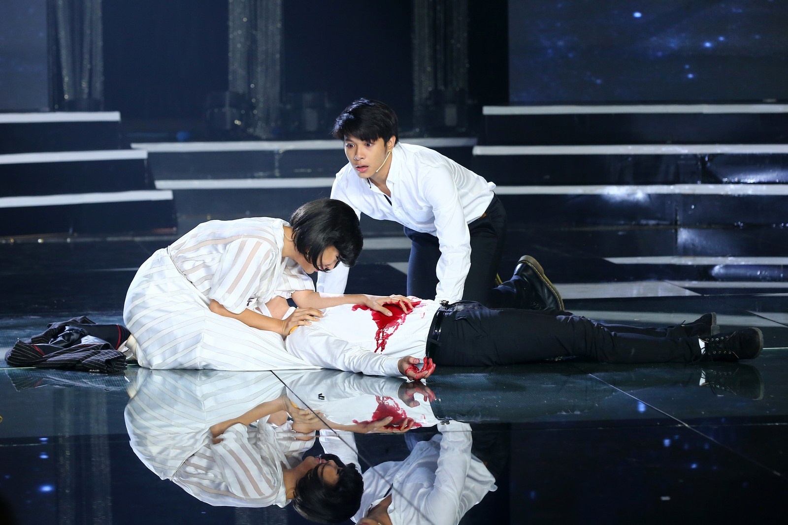 Thanh sắc trở lại với kịch bản Yêu đầy chặt chẽ và giàu tính nhân văn. Lê Phương và Anh Tú yêu nhau trong lễ Halloween nhưng chàng trai bị một tên cướp giết chết trong lúc đang cầu hôn bạn gái. Sau khi chết, hồn của Anh Tú vẫn luôn dõi theo người yêu khi thấy cô ngày ngày tiều tụy và đau khổ vì cái chết của mình. Phần Lê Phương, sau khi người yêu mất, cô không thể nào quên được anh. Ngày ngày, cô đều ra chợ mua một bó hồng trắng để tưởng nhớ đến anh. 