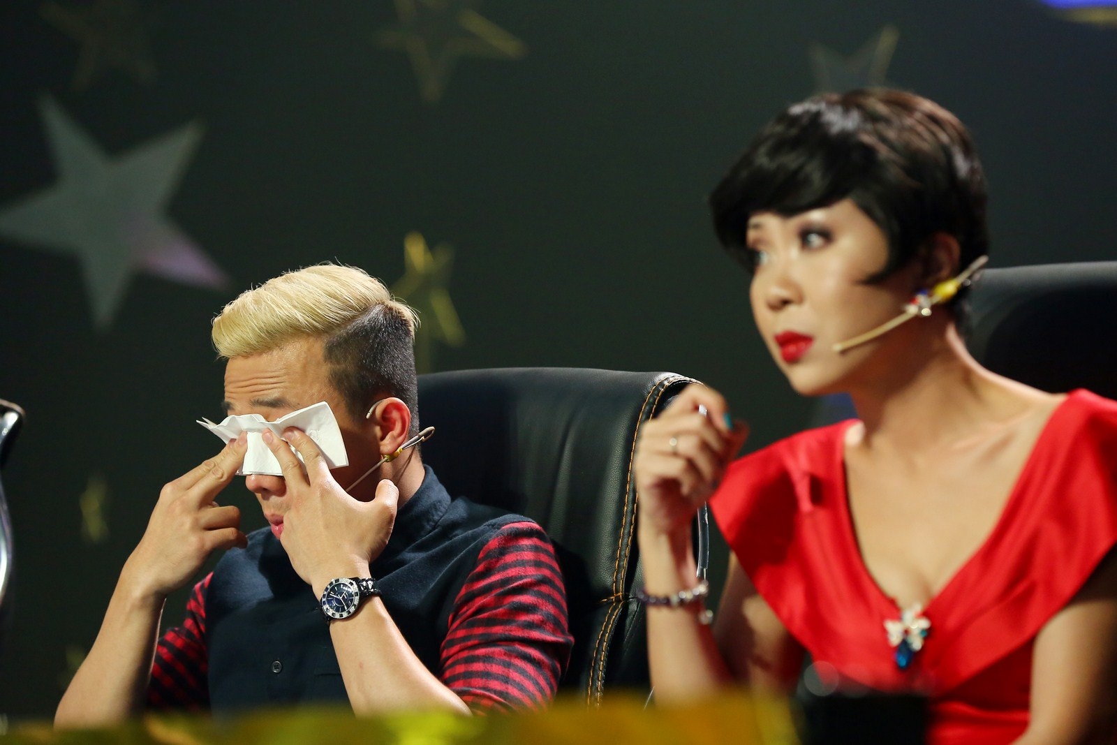 Trấn Thành cũng khóc đến đỏ hoe mắt, anh quay mặt và dùng khăn lau nước mắt. MC điển trai và các thành viên của Divo có quan hệ khá thân thiết ngoài đời cho nên khi phải phê bình đội, anh rất đau lòng. Với tiết mục này, Divo nhận được số điểm 36,5 từ 4 giám khảo chính. 