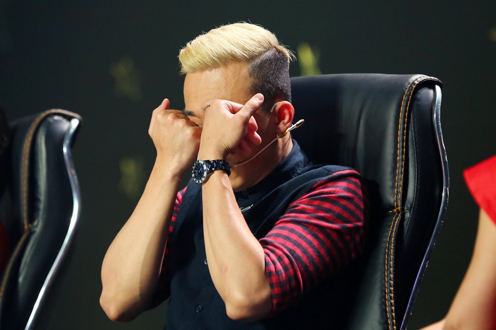 Khi chương trình công bố số điểm, Trấn Thành đã khóc rất nhiều, nước mắt rơi thành giọt xuống bàn. 