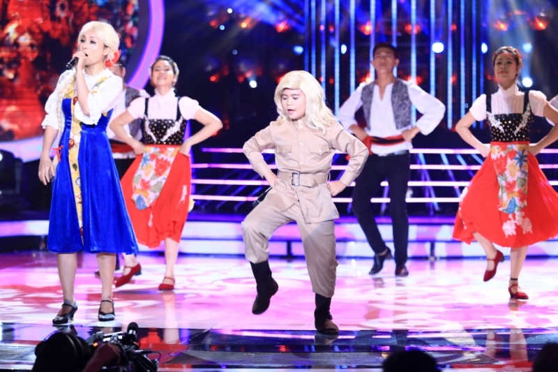 Minh Khang – Lan Phương bấm nút chọn nhóm nhạc Chelsea với liên khúc Kalinka và Kachusa. Hình tượng chú lính chì đáng yêu của giọng ca nhí còn gây ấn tượng nhờ những bước nhảy uyển chuyển. 