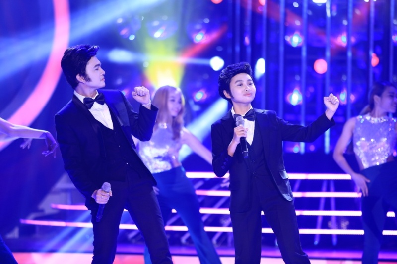 Phương Mỹ Chi – Nam Cường hóa thành Engelbert Humperdinck trong ca khúc Quando Quando Quando. “Chị Bảy” điều chỉnh lại giọng hát để có độ trầm khàn của ca sĩ nam. 