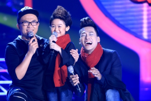 'Thien than nhi' 7 tuoi doc rap lam giam khao bo tron hinh anh