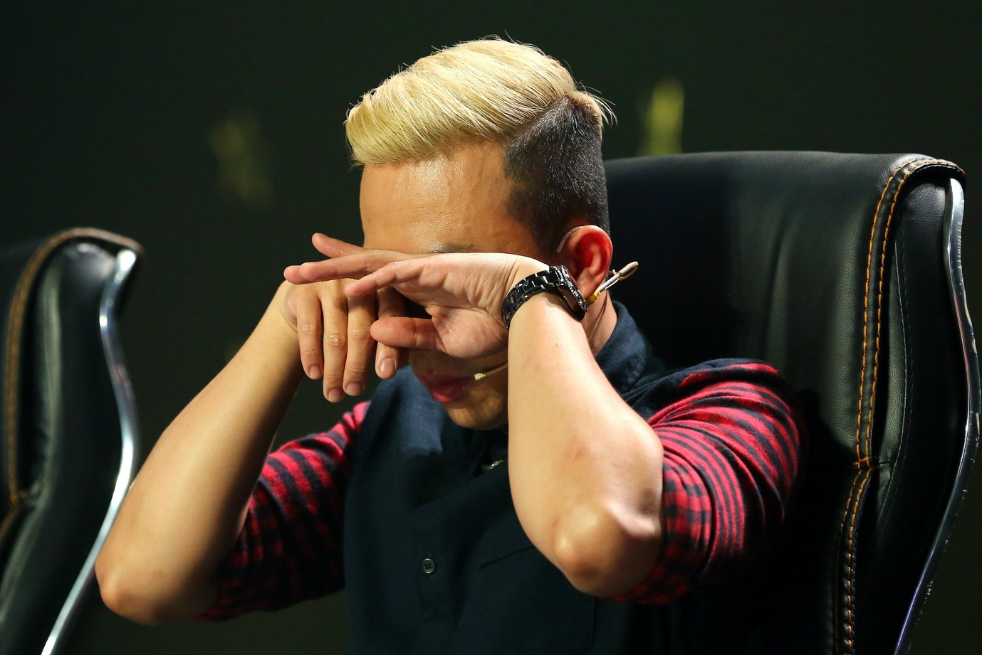 Tran Thanh bat khoc nhu dua tre hinh anh