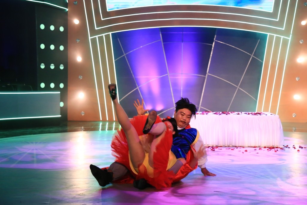 Hoài Linh: Tổng thể của bài rất dễ thương. Tuy nhiên tôi rất tiếc là các bạn đã trình diễn không chắc nhịp lắm. Về phần trình diễn thì có tính hài hước và trình diễn. Tuy nhiên có thể do té nên các bạn bị mất tập trung. Đàm Vĩnh Hưng: Sao tôi có quá nhiều điều giống anh Hoài Linh đến thế. Các em đã biến hoá thông minh một câu chuyện cổ tích với hướng hài hướng, dí dỏm và bắt người ta phải chú ý. Về phần nhảy các bạn có hai chỗ không được đồng đều nhưng điều đó cũng là bình thường. Bài này beat nhịp rất rõ ràng nhưng động tác của các bạn lại bị trật ra ngoài.