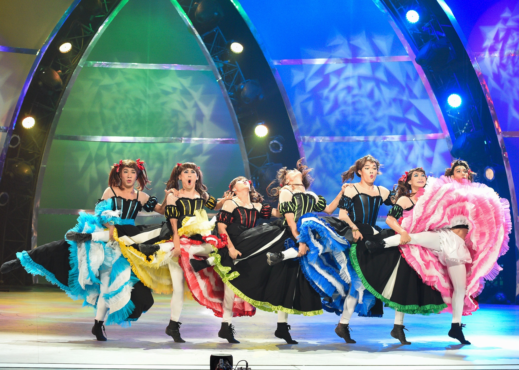 Mirror MirrorQuỳnh Lan: Tuyệt vời, tôi rất nguỡng mộ sự khéo léo của Viết Thành khi lồng ghép chất đương đại nhiều hơn để bốn trong 7 cô gái thể hiện tốt. Các em đã thổi 1 hơi thở ấm nóng cho cả khan phòng ngày hôm nay. Cảm xúc thì tôi rất đã nhưng về kỹ thuật thì hơi thiếu yếu tố hip hop theo yêu cầu về thể loại. Nếu đây là một bài mang màu đương đại thì sẽ rất tuyệt vời.