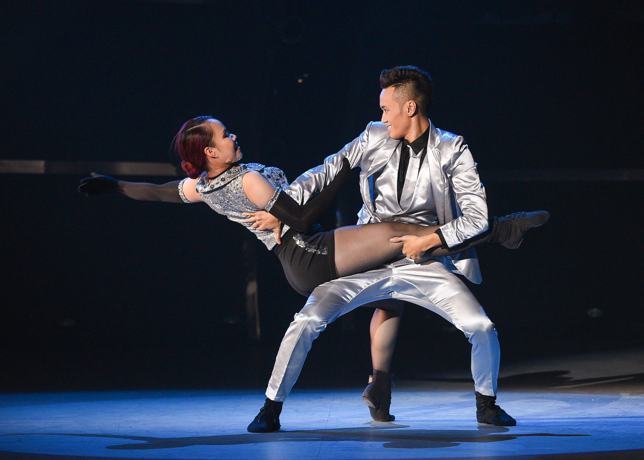 Trên nền ca khúc “Sing sing sing”, Phi Hải và Gia Linh đã  nhập vai một cặp đôi tình cờ nghe thấy thể loại âm nhạc mà họ chưa từng nghe trước đây và quyết định khiêu vũ cùng nhau theo bài hát đó.