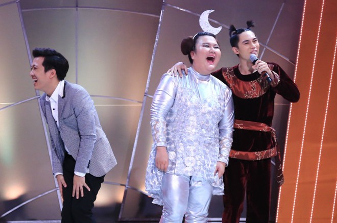 Hoai Linh dat nghi van tinh cam giua hot boy va hot girl tram ky hinh anh