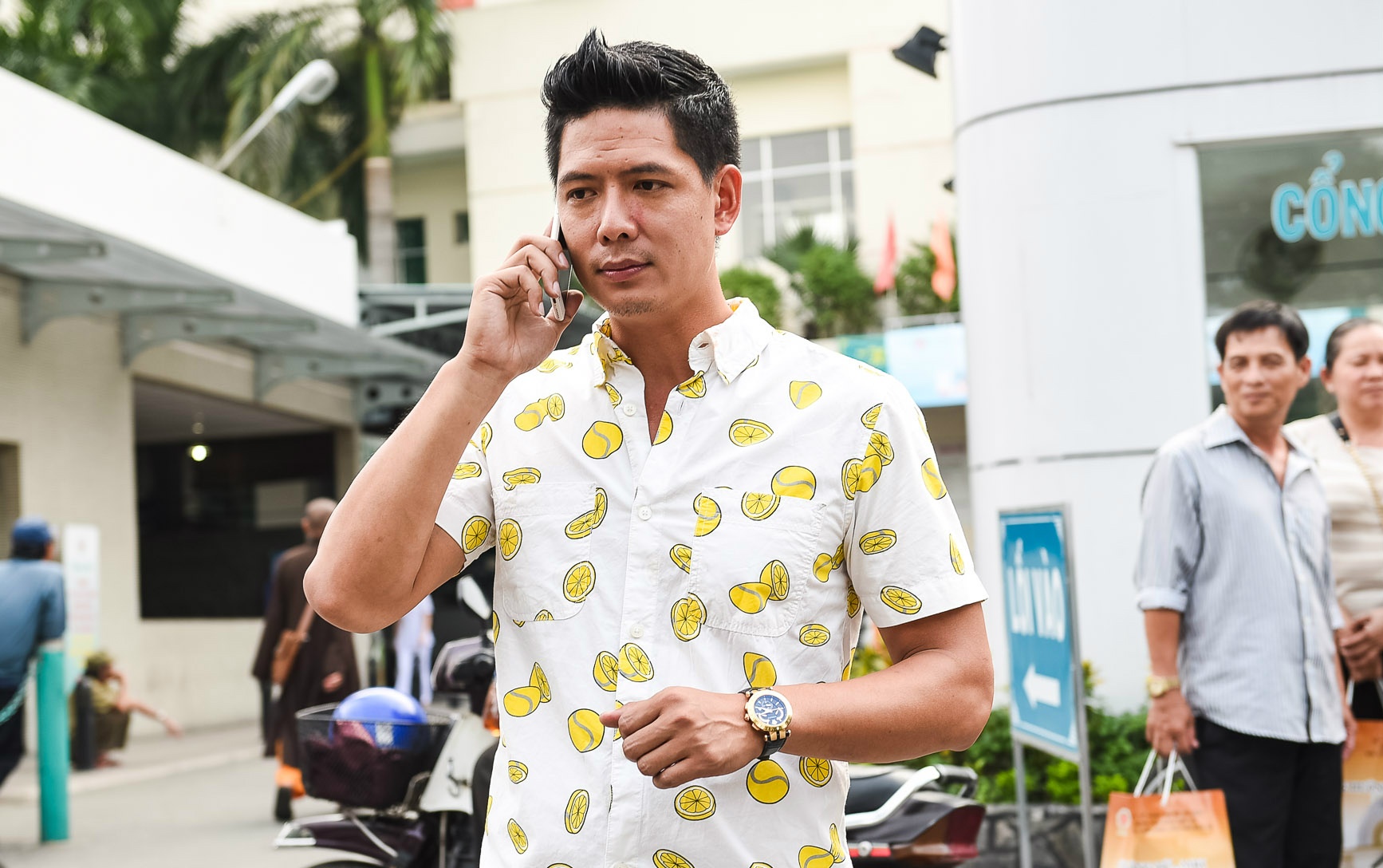 Binh Minh den benh vien tham Nguyen Hoang hinh anh