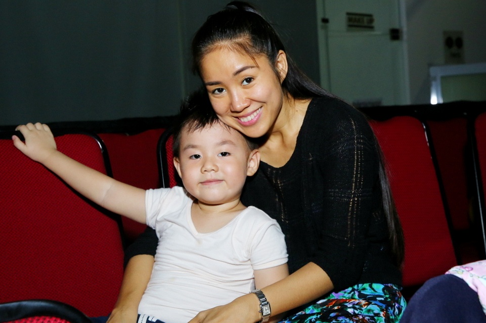 Con trai Le Phuong den truong quay tham me hinh anh