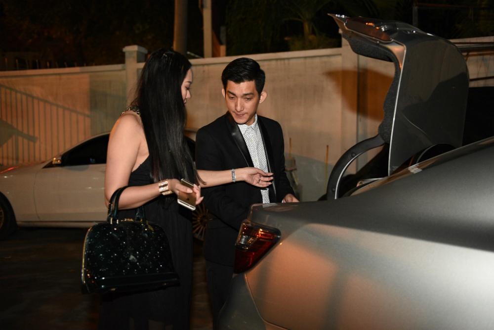 Cặp đôi mang quà tặng các đồng nghiệp trong cuộc thi.