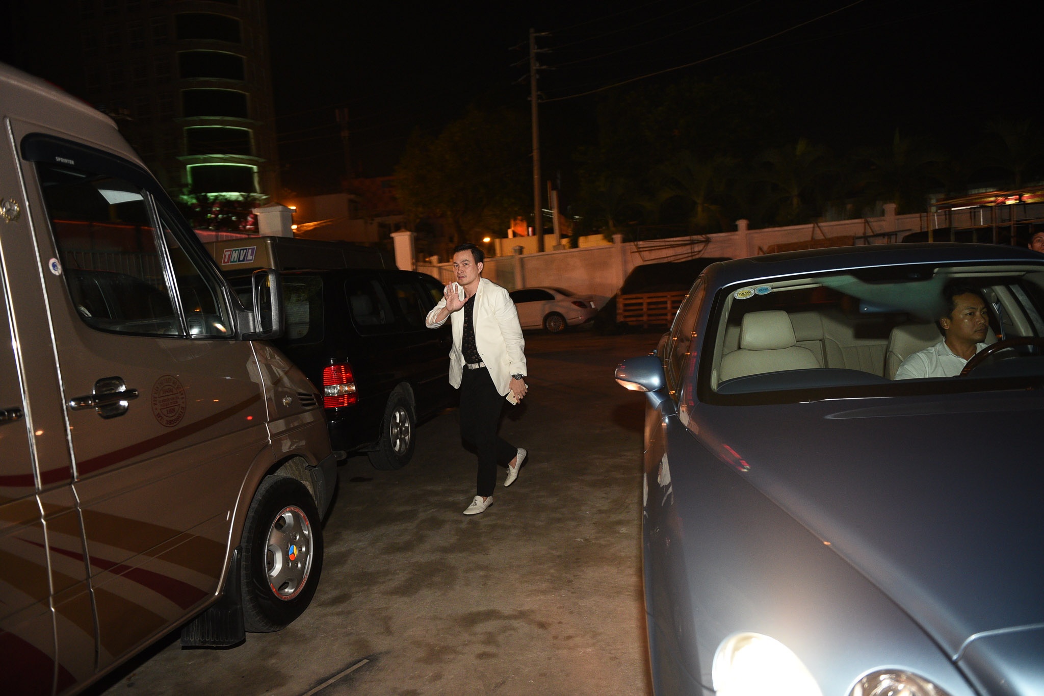 Chi Bảo được tài xế đưa đến trường quay bằng xế hộp sang trọng. Nam diễn viên không thoải mái khi bắt gặp ống kính máy ảnh.