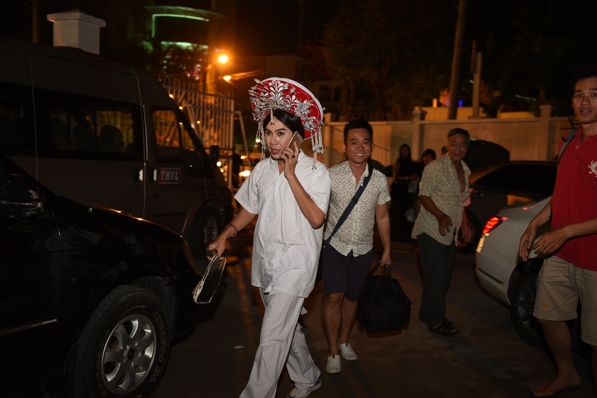 Quốc Đại make-up tại nhà trước khi đến sân khấu. Trong đêm thi, anh sẽ giả gái khi vào vai Hoàng hậu Thượng Dương.