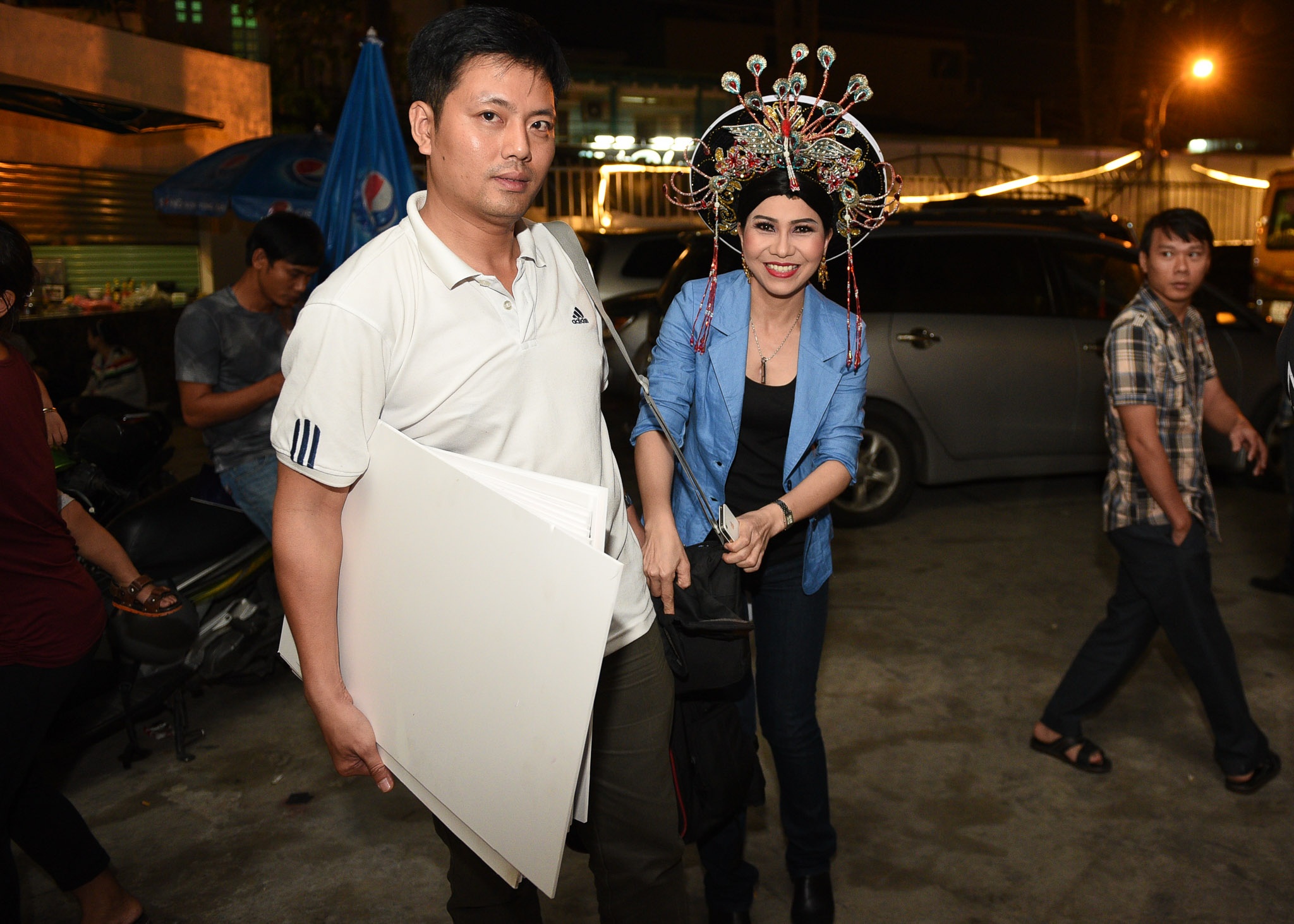 Trong khi đó, Thụy Mười sắm vai Hoàng hậu Ỷ Lan. Nữ diễn viên cá tính không còn phải giả trai như trong các tiết mục trước.